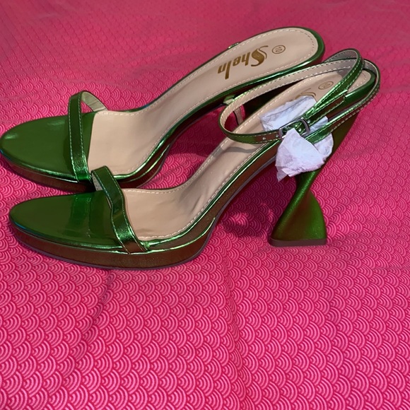 A beautiful pair of green spiral heels, easy to walk in & great for any occasion - Picture 3 of 6